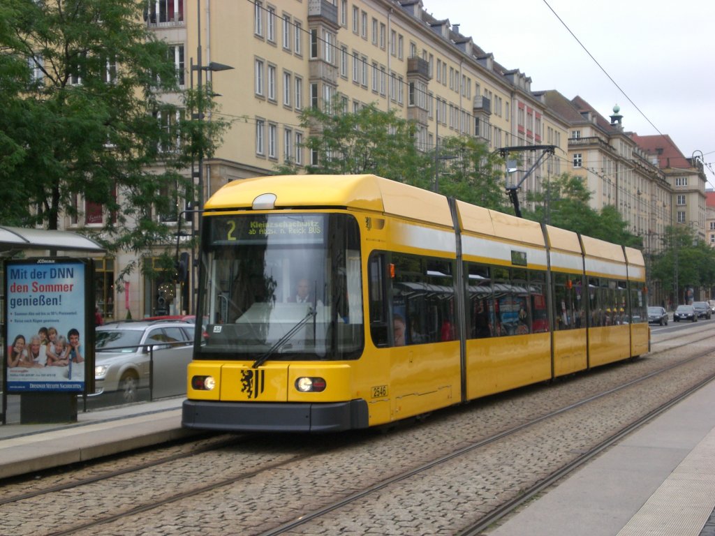 Dresden: Straenbahnlinie 2 nach Kleinzschachwitz an der Haltestelle Pirnaischer Platz.(1.8.2011)
