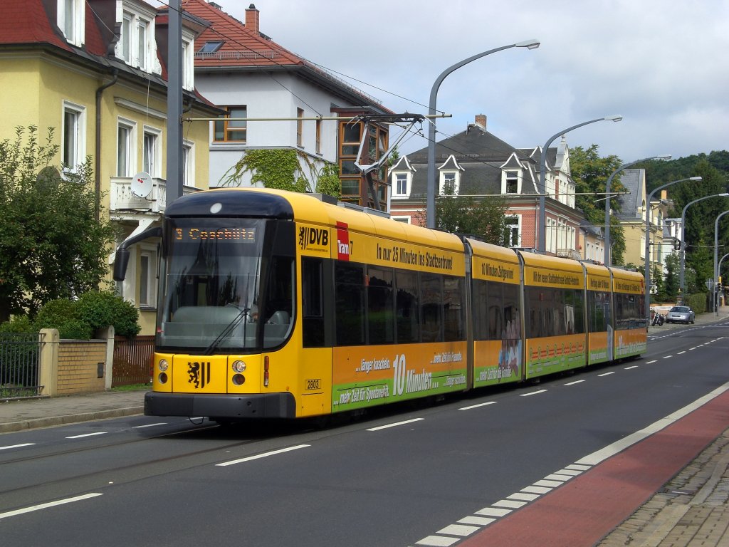 Dresden: Straenbahnlinie 3 nach Coschtz an der Haltestelle Wilder Mann.(18.8.2010)