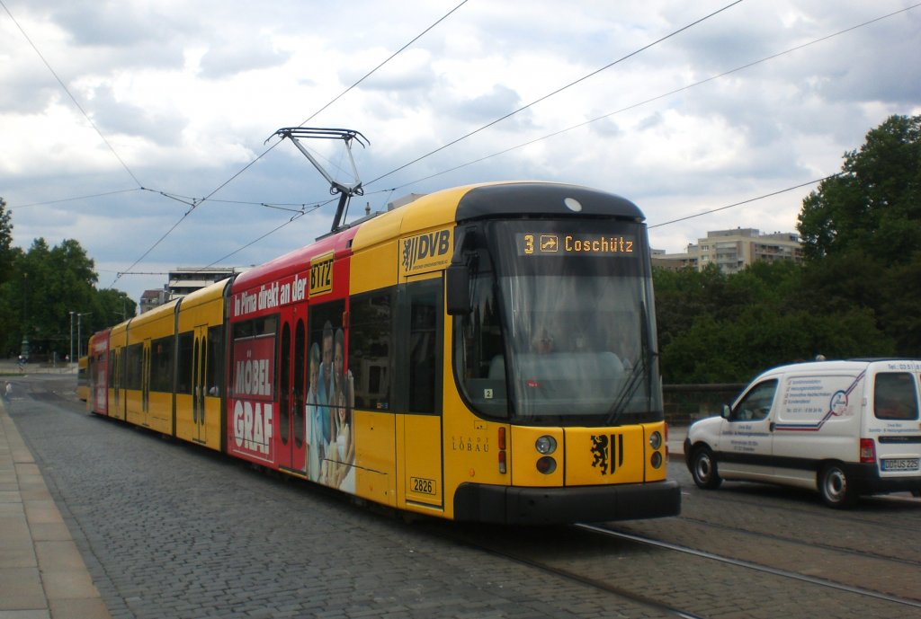 Dresden: Straenbahnlinie 3 nach Coschtz an der Haltestelle Innere Neustadt Neustdter Markt.(25.7.2011)