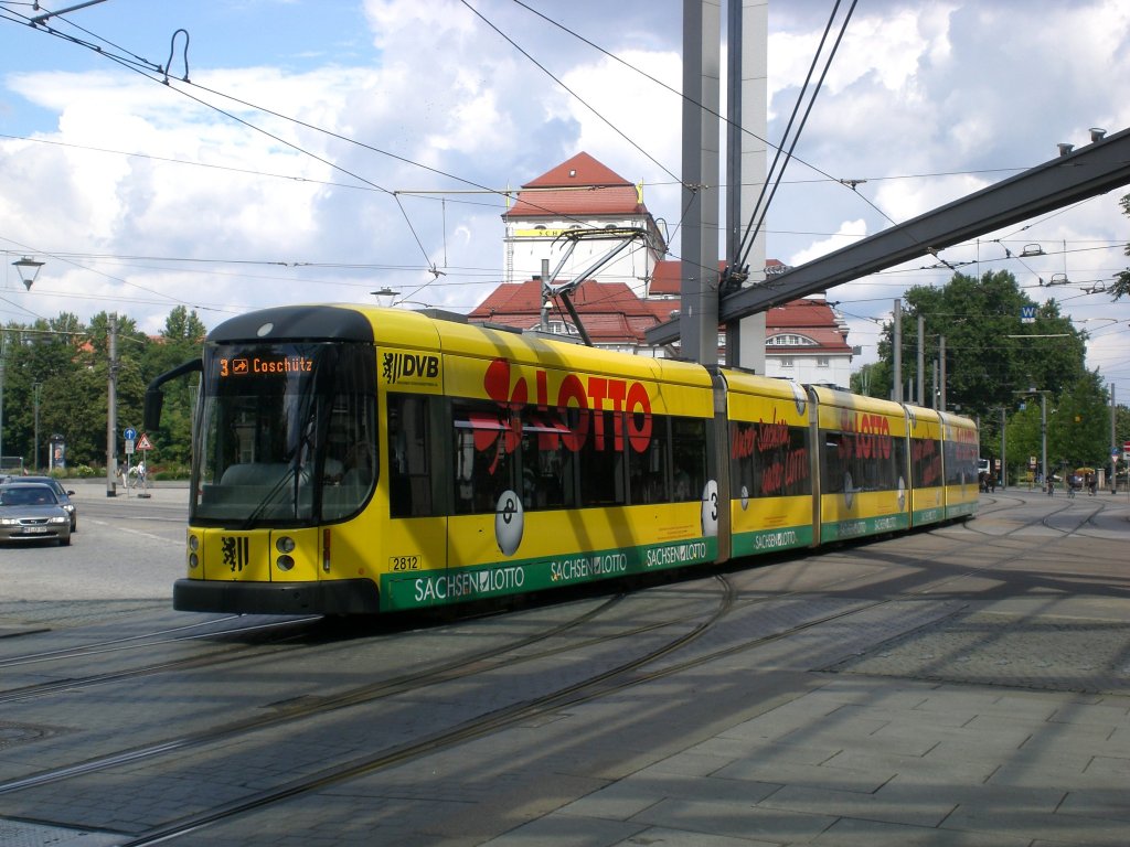 Dresden: Straenbahnlinie 3 nach Coschtz an der Haltestelle Postplatz.(28.7.2011)
