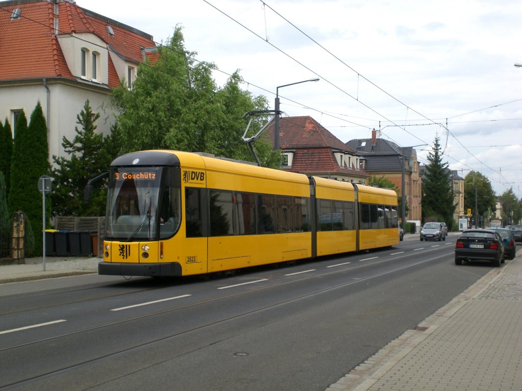 Dresden: Straenbahnlinie 3 nach Coschtz an der Haltestelle Coschtz Achtbeeteweg.(28.7.2011)