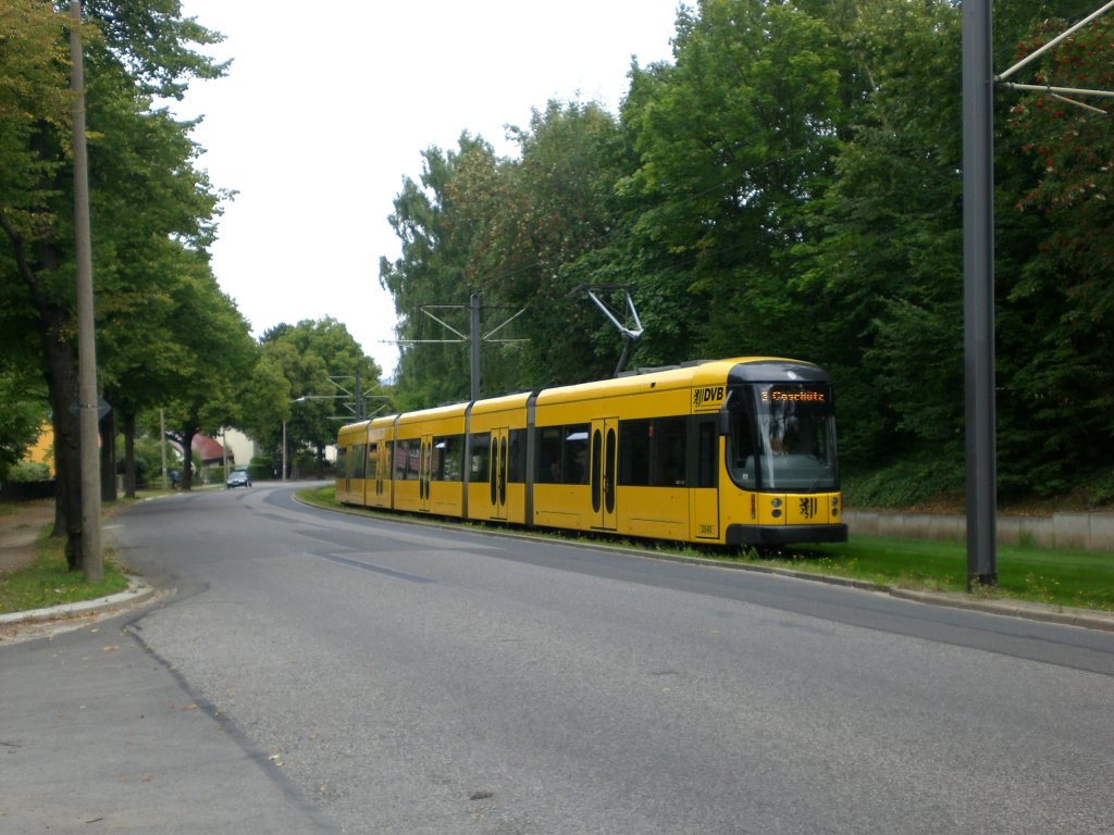 Dresden: Straenbahnlinie 3 nach Coschtz an der Haltestelle Coschtz Cmmerswalder Strae.(28.7.2011)
