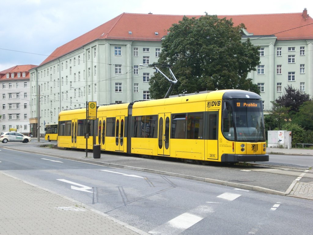 Dresden: Straenbahnlinie 4 nach Prohlis Gleisschleife an der Haltestelle Mickten.(28.7.2011)