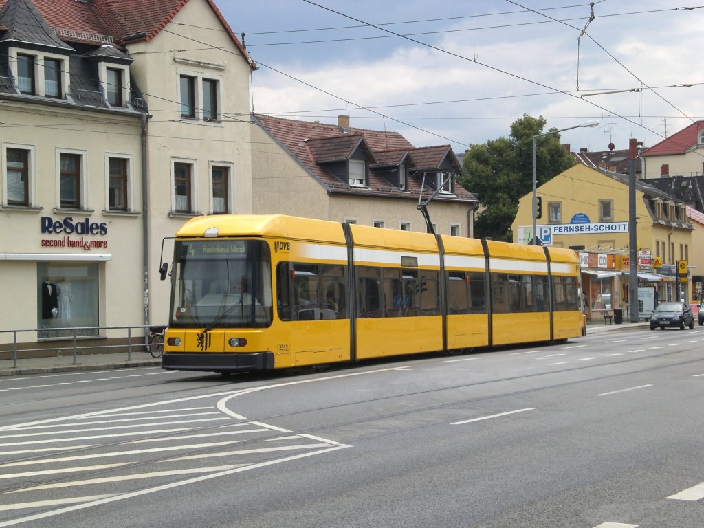 Dresden: Straenbahnlinie 4 nach Radebeul West Flemmingstrae an der Haltestelle Mickten.(28.7.2011)