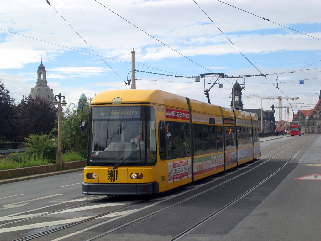 Dresden: Straenbahnlinie 4 nach Weinbhla an der Haltestelle Innere Neustadt Neustdter Markt.(18.8.2010)