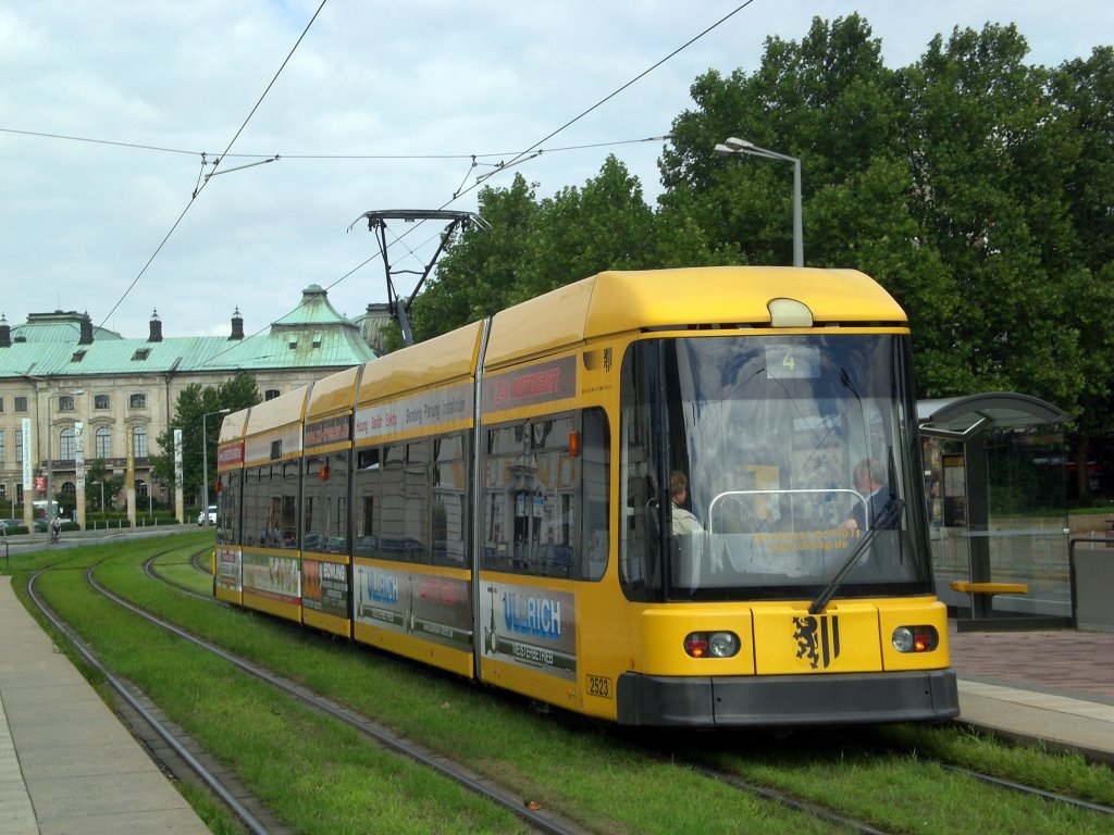 Dresden: Straenbahnlinie 4 nach Weinbhla an der Haltestelle Innere Neustadt Neustdter Markt.(18.8.2010)