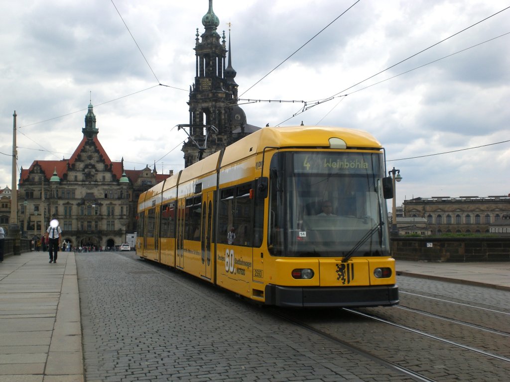 Dresden: Straenbahnlinie 4 nach Weinbhla nahe der Haltestelle Innere Neustadt Neustdter Markt.(25.7.2011)