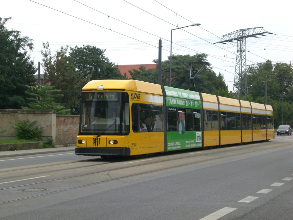Dresden: Straenbahnlinie 6 nach Gorbitz Betriebshof nahe der Haltestelle Lbtau Nord Cottaer Strae.(29.7.2011)