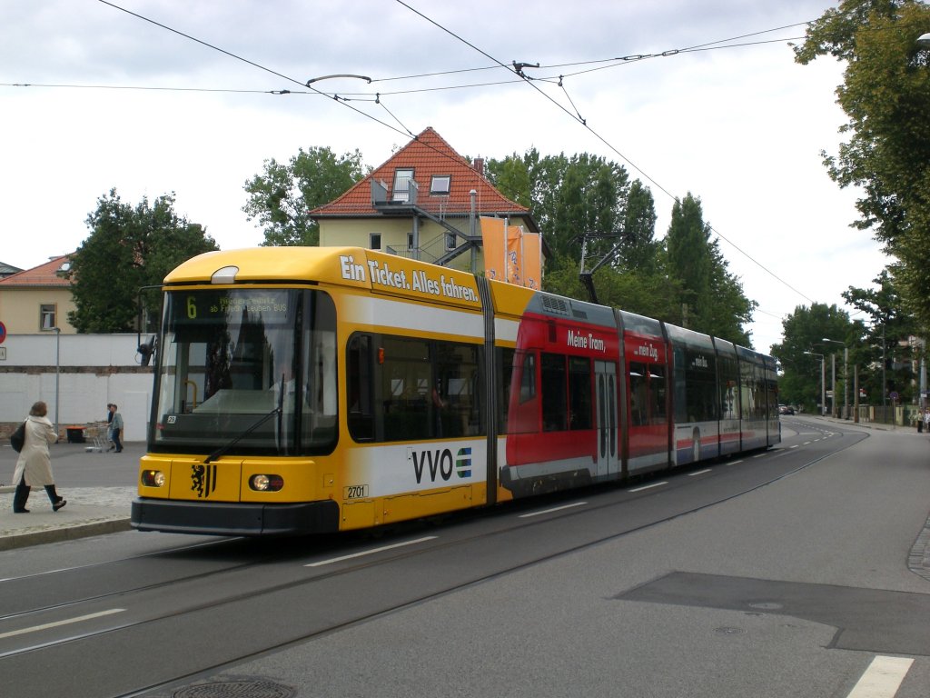 Dresden: Straenbahnlinie 6 nach S-Bahnhof Niedersedlitz an der Haltestelle Striesen Heinrich-Schtz-Strae.(23.7.2011)