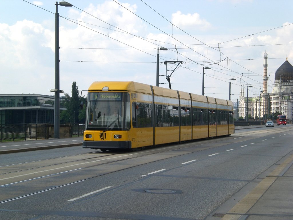 Dresden: Straenbahnlinie 6 nach S-Bahnhof Niedersedlitz auf der Marienbrcke.(27.7.2011)