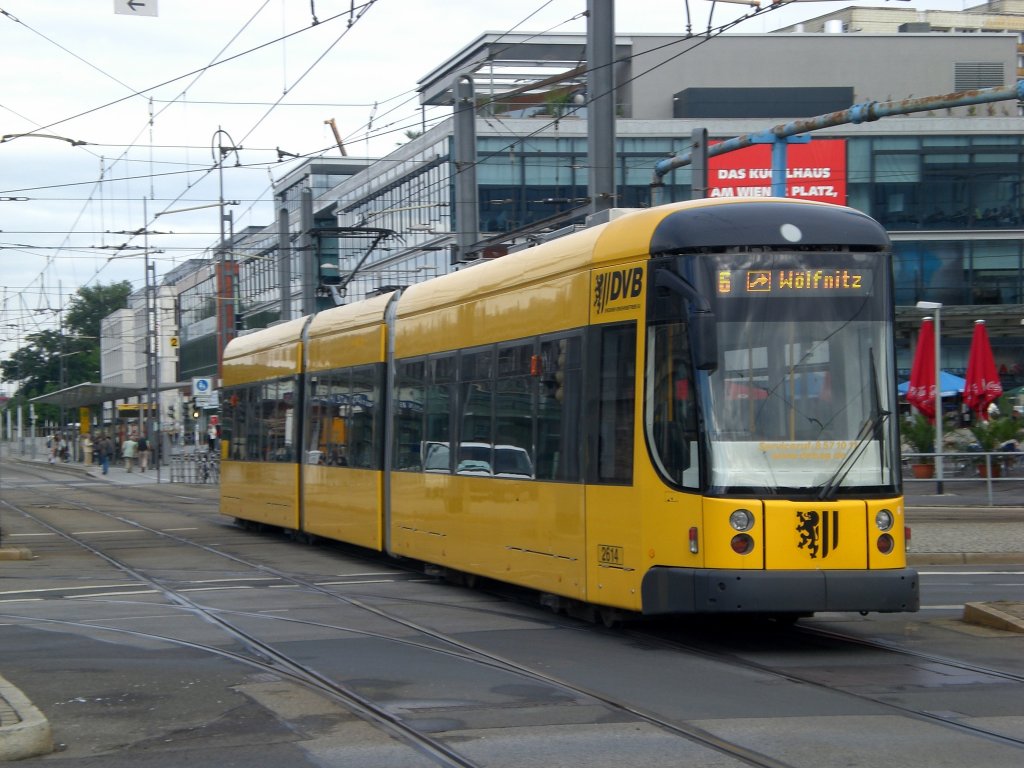 Dresden: Stra�enbahnlinie 6 nach W�lfnitz am Hauptbahnhof.(18.8.2010)