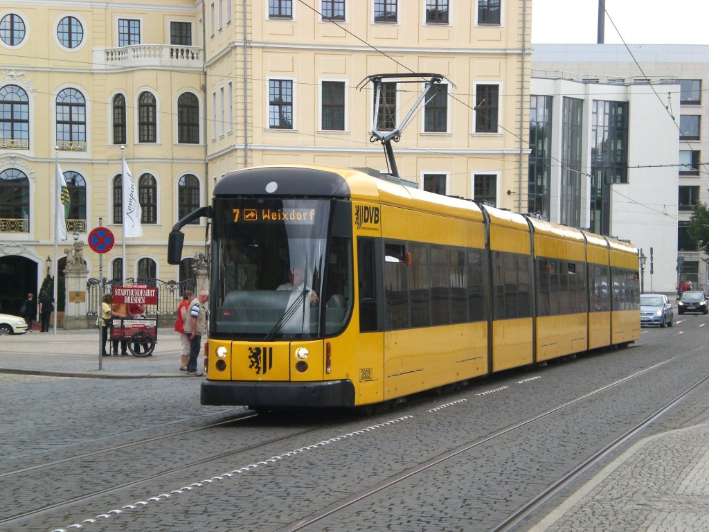 Dresden: Straenbahnlinie 7 nach Weixdorf an der Haltestelle Theaterplatz.(25.7.2011)