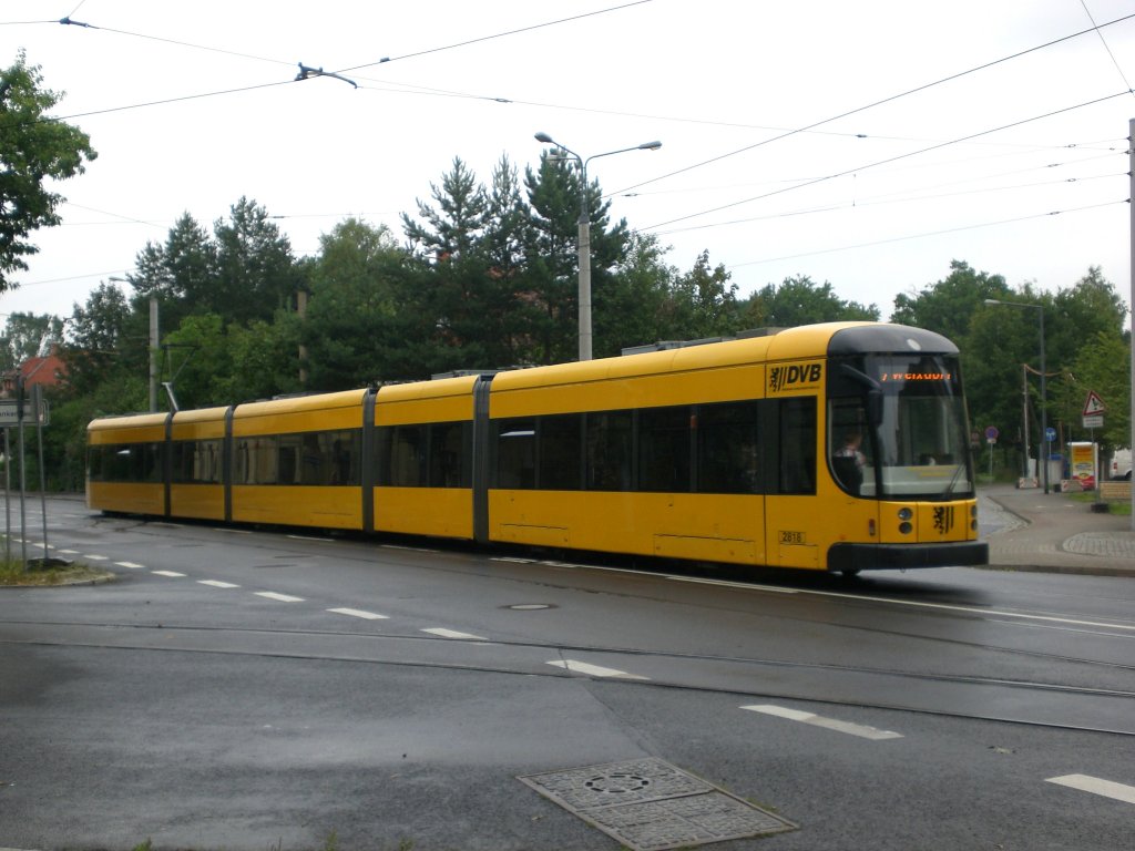 Dresden: Straenbahnlinie 7 nach Weixdorf an der Haltestelle Klotzsche Kthe-Kollwitz-Platz.(29.7.2011)