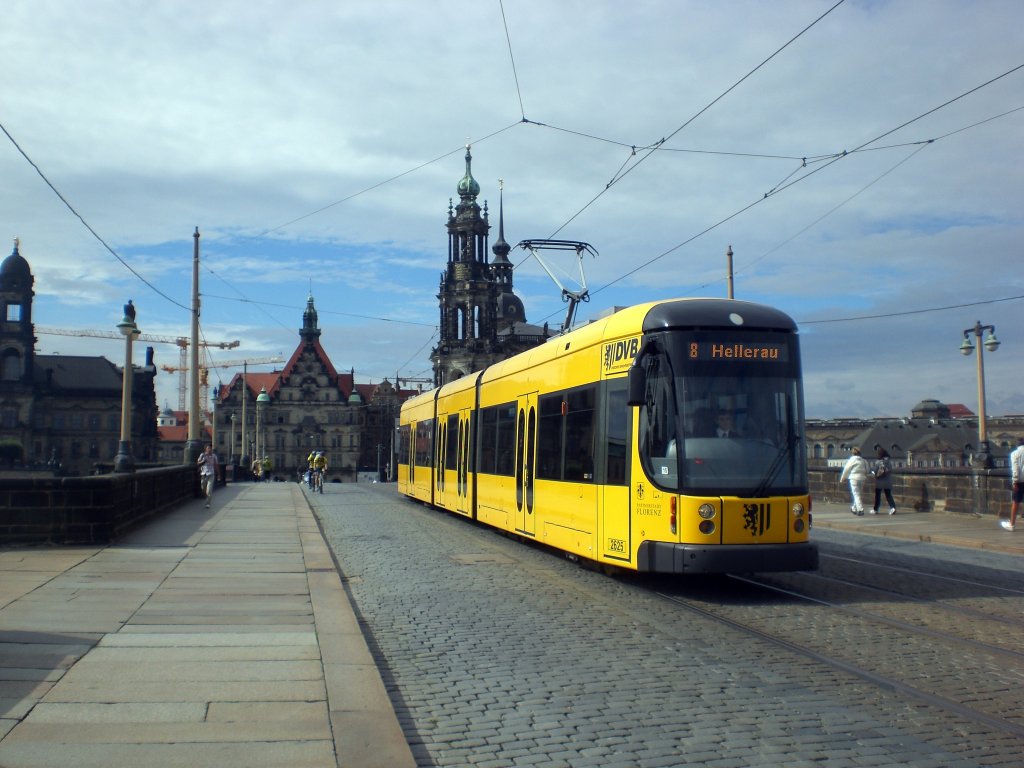 Dresden: Straenbahnlinie 8 nach Hellerau Kiefernweg nahe der Haltestelle Theaterplatz.(18.8.2010)