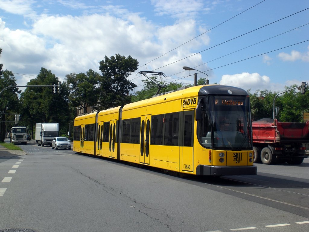 Dresden: Stra�enbahnlinie 8 nach Hellerau Kiefernweg an der Haltestelle �u�ere Neustadt Staufenbergallee.(18.8.2010)