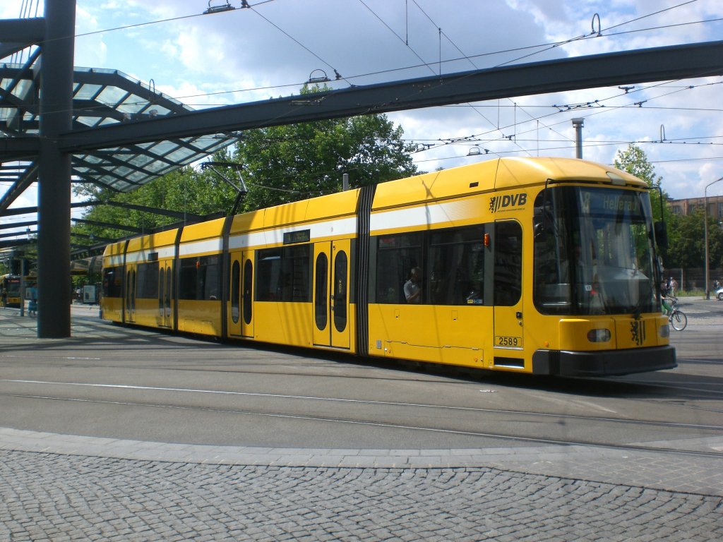 Dresden: Straenbahnlinie 8 nach Hellerau Kiefernweg an der Haltestelle Postplatz.(28.7.2011)