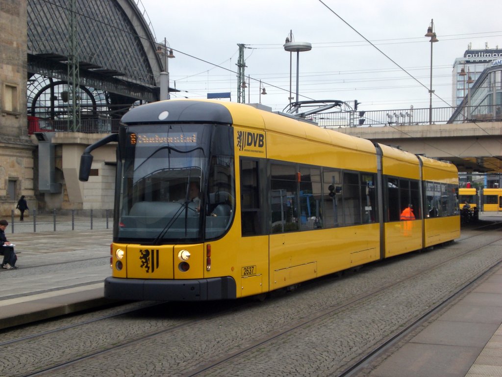 Dresden: Stra�enbahnlinie 8 nach S�dvorstadt am Hauptbahnhof.(18.8.2010)
