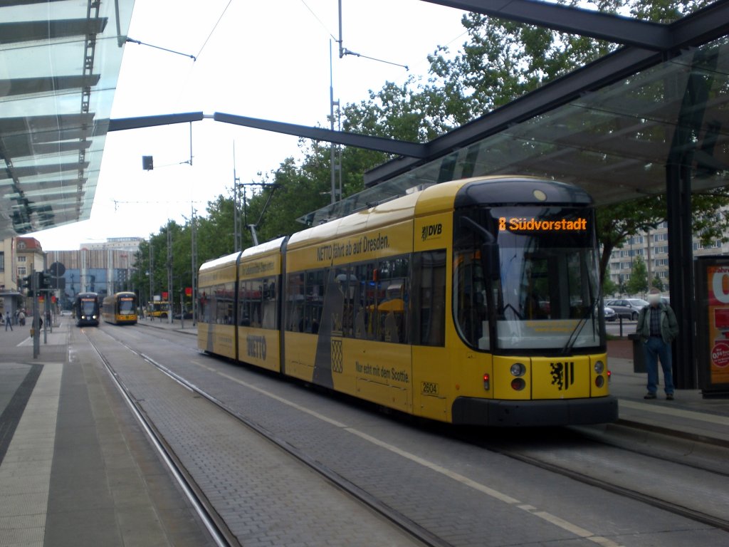Dresden: Straenbahnlinie 8 nach Sdvorstadt an der Haltestelle Postplatz.(18.8.2010)