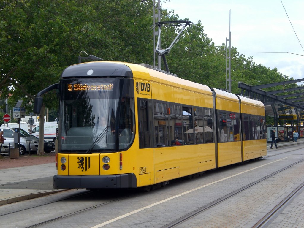 Dresden: Straenbahnlinie 8 nach Sdvorstadt an der Haltestelle Postplatz.(18.8.2010)