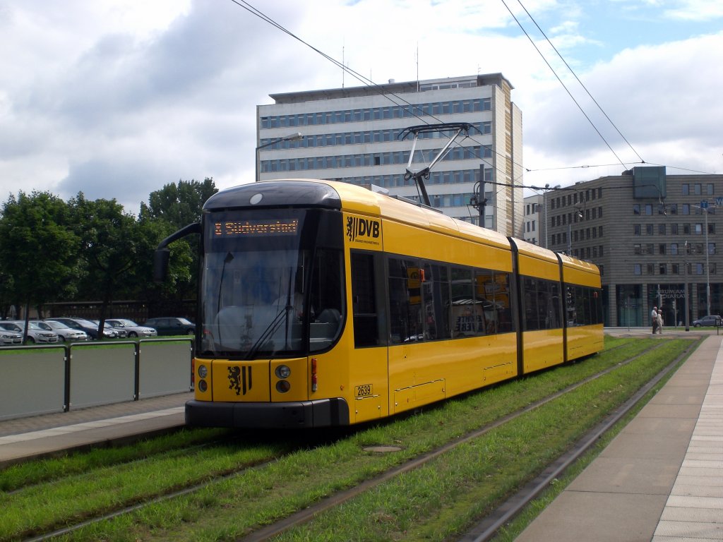 Dresden: Straenbahnlinie 8 nach Sdvorstadt an der Haltestelle Innere Neustadt Carolaplatz.(18.8.2010)