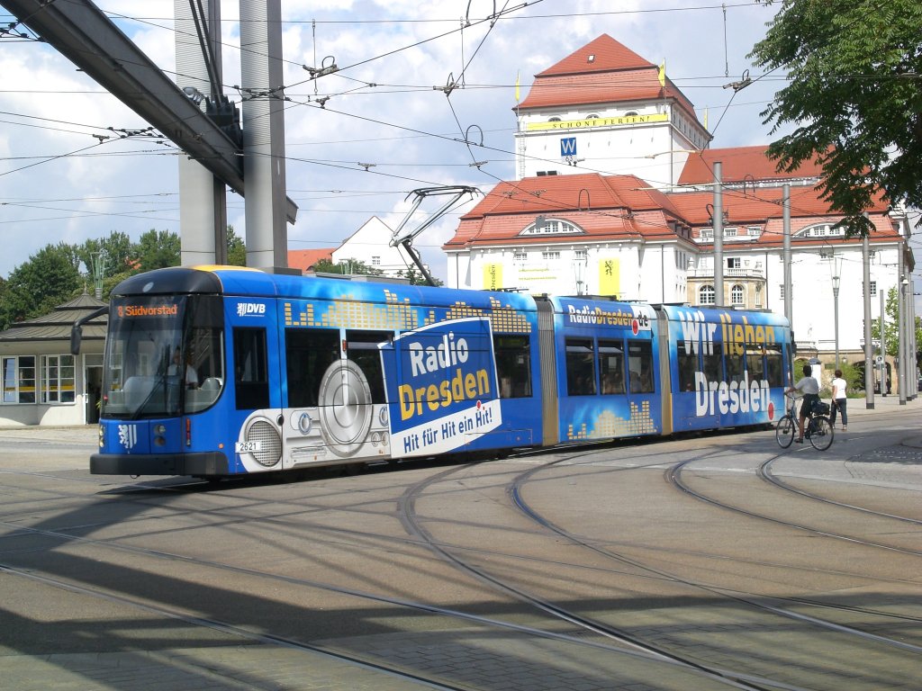 Dresden: Straenbahnlinie 8 nach Sdvorstadt an der Haltestelle Postplatz.(28.7.2011)