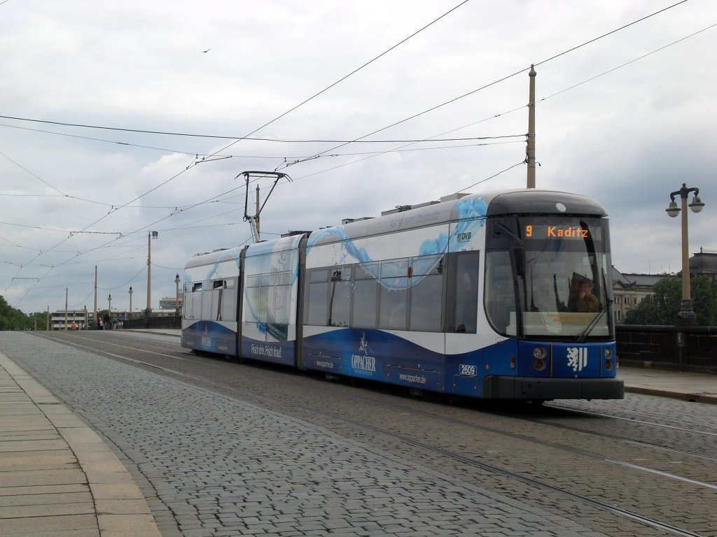 Dresden: Straenbahnlinie 9 nach Kaditz Riegelplatz an der Haltestelle Theaterplatz.(18.8.2010)