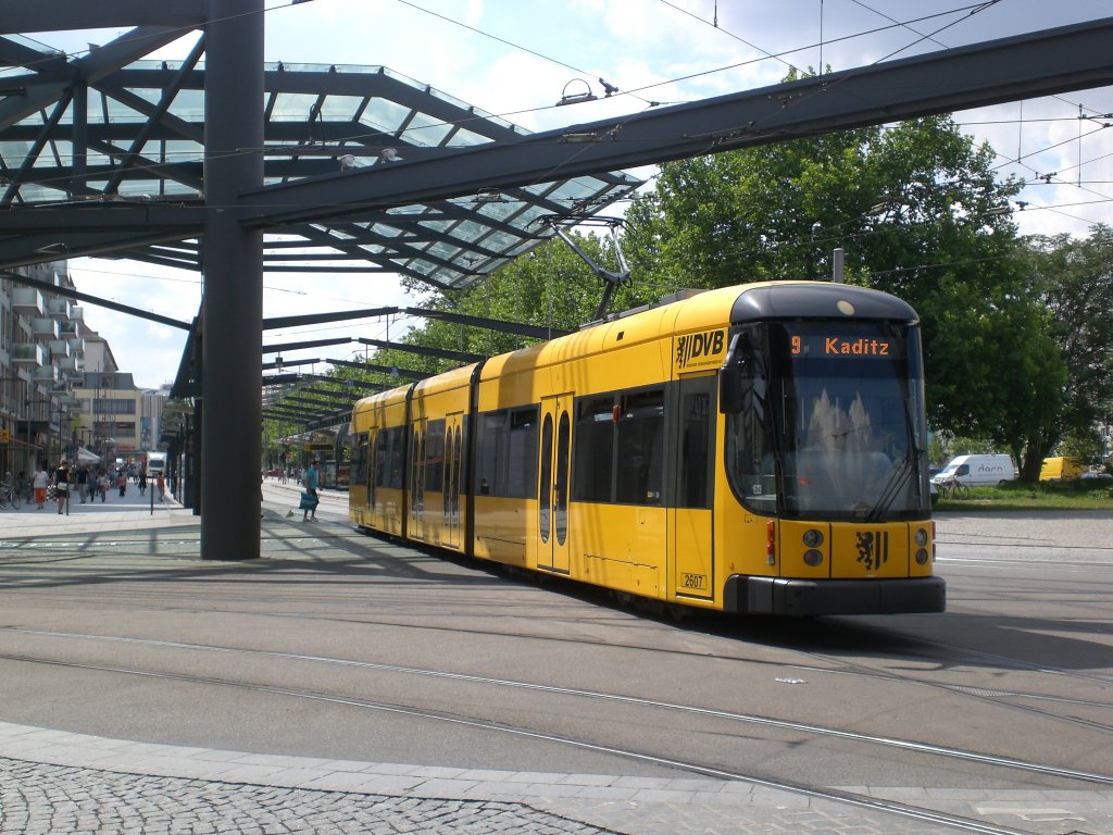 Dresden: Straenbahnlinie 9 nach Kaditz Riegelplatz an der Haltestelle Postplatz.(28.7.2011)