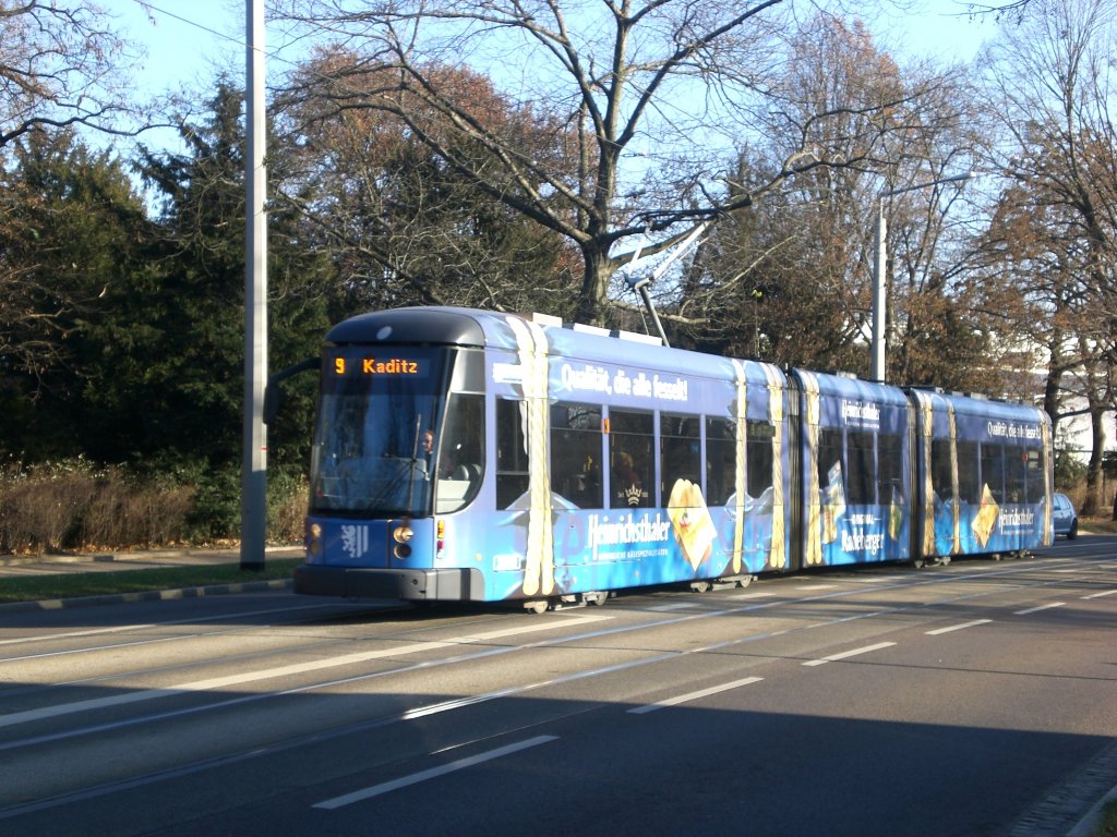 Dresden: Stra�enbahnlinie 9 nach Kaditz Riegelplatz nahe der Haltestelle Seevorstadt West Lenneplatz.(29.11.2011)