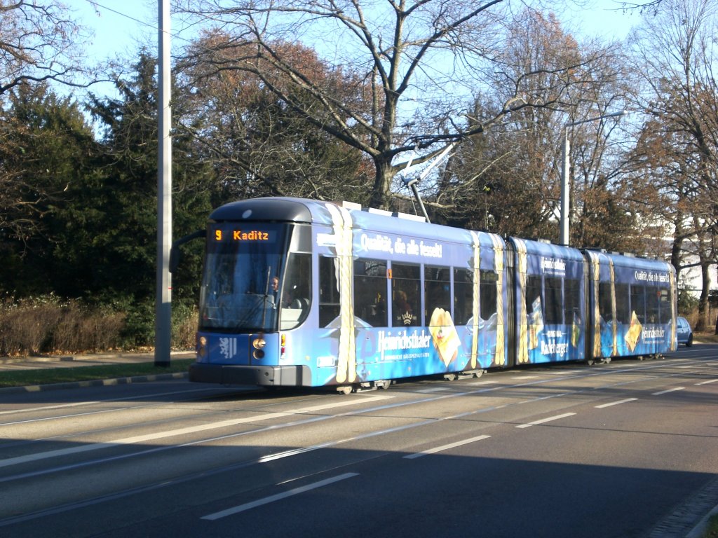 Dresden: Straenbahnlinie 9 nach Kaditz Riegelplatz nahe der Haltestelle Seevorstadt West Lenneplatz.(29.11.2011)
