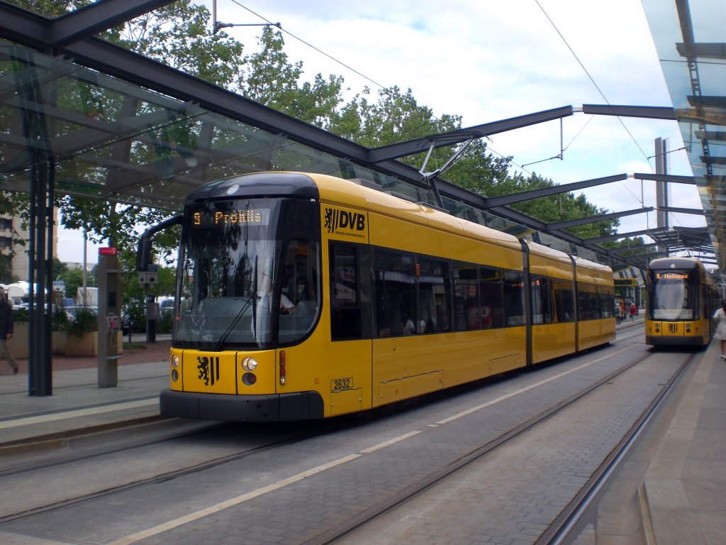 Dresden: Straenbahnlinie 9 nach Prohlis Gleisschleife an der Haltestelle Postplatz.(18.8.2010)