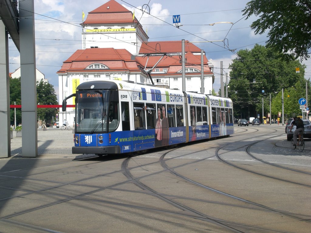 Dresden: Straenbahnlinie 9 nach Prohlis Gleisschleife an der Haltestelle Postplatz.(28.7.2011)