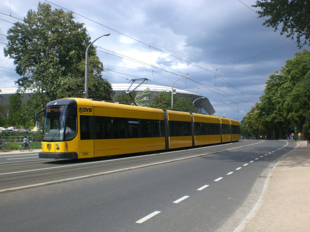 Dresden: Straenbahnlinie E10 nach Messe Dresden nahe der Haltestelle Seevorstadt West Lenneplatz.(24.7.2011)