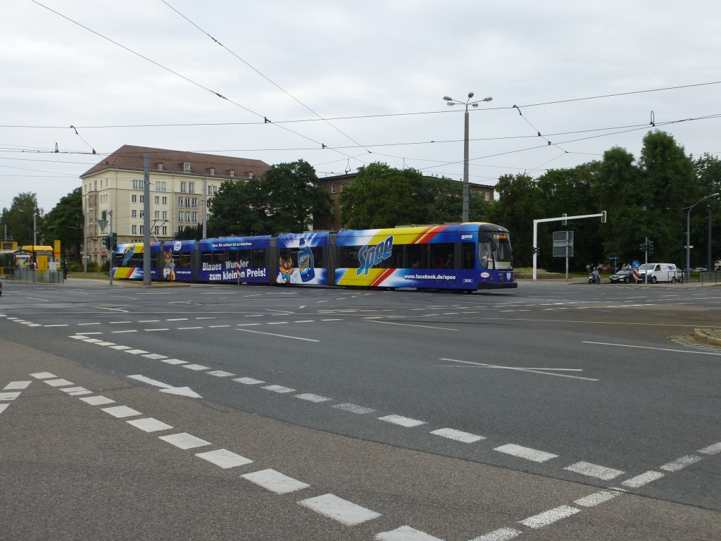Dresden Tram - Der blaue Wagen N.2830 macht sich auf den Weg nach Gorbitz. 

09.08.2013.