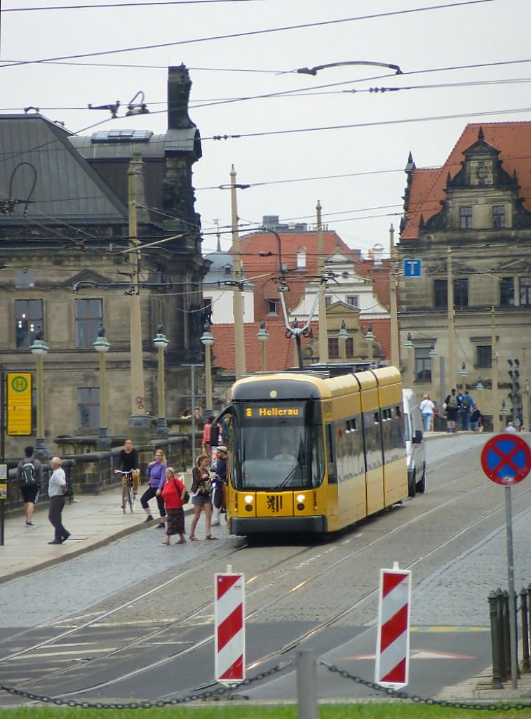Dresden Tram - Ein Wagen fhrt hier gerade als Linie 8 nach Hellerau auf der Augustusbrcke. 09.08.2013.