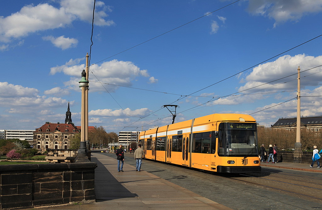 Dresden Tw 2522 auf der Augustusbrcke, 24.04.2012.