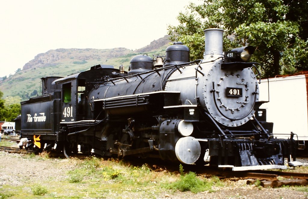 D&RGW Nr. 491, eine K-37, die 1928 durch Umbau eine Normalspurlok (Baldwin 1908) der Serie 190 (C-41) von den D&RGW Burnham Shops entstand, wird im Colorado Railroad Museum in Colden (CO) aufbewahrt. Die Aufnahme entstand am 9. Juni 1987.