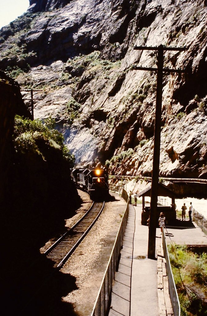 D&RGW SD40T-2 #5355 zieht am 14. Juni 1987 als fhrende Lokomotive einen Gterzug durch den Canyon des Arkansas River unterhalb der Royal George Bridge, die ber 300 m hher die Schlucht berbrckt.