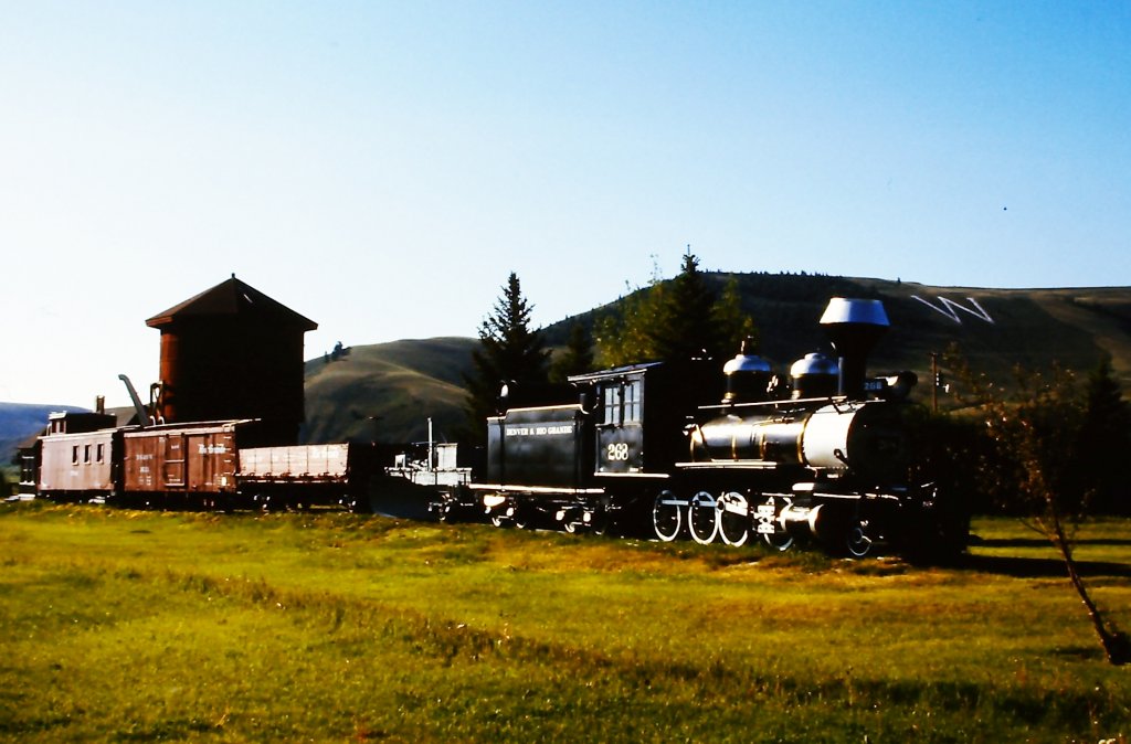 D&RGWRR Nr. 268, eine 2-8-0 von Baldwin 1882 gebaut, glnzt am 10 Juni 1987 als Denkmal in Gunnison (CO).