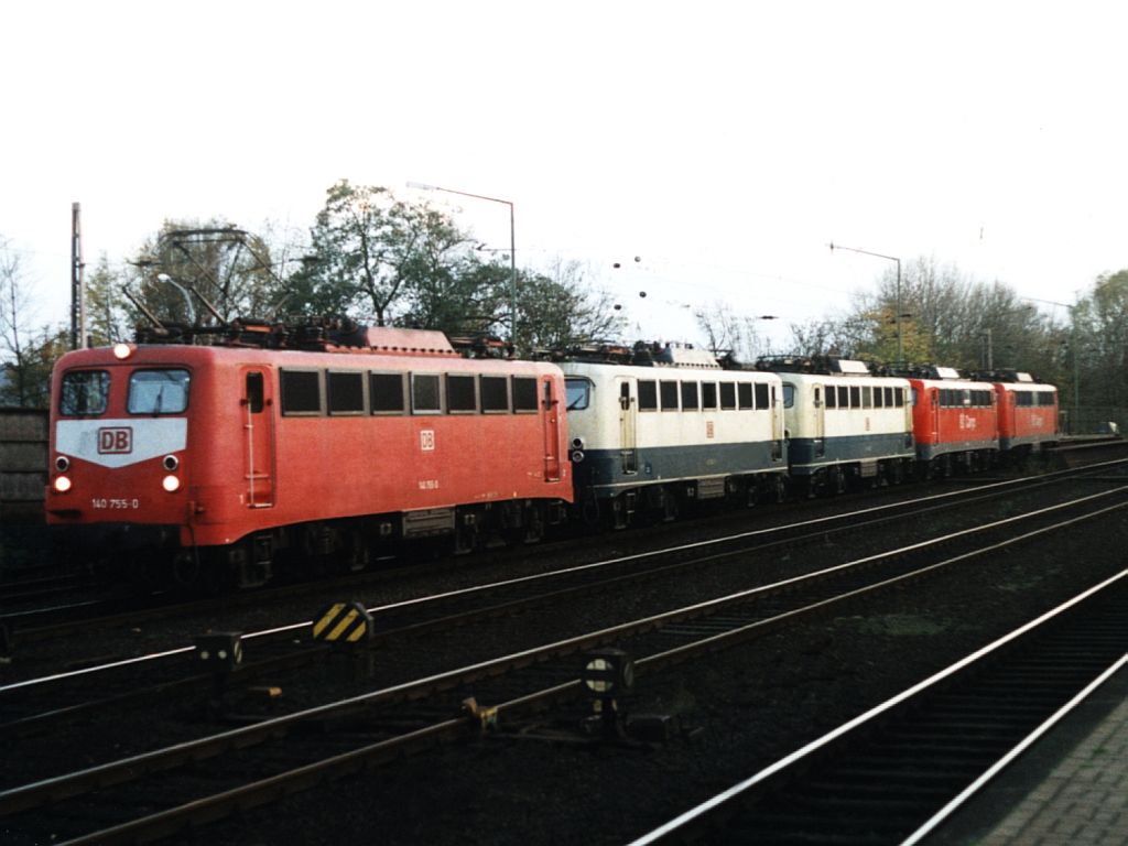 Drie verschiedene Farben der BR 140 in einem Zug! Die 140 755-0 + 140 324-5 + 140 182-7 + 140 076-1 und 141 396-3 mit einem Lokzug auf Osnabrck Hauptbahnhof am 4-11-2000. Bild und scan: Date Jan de Vries.