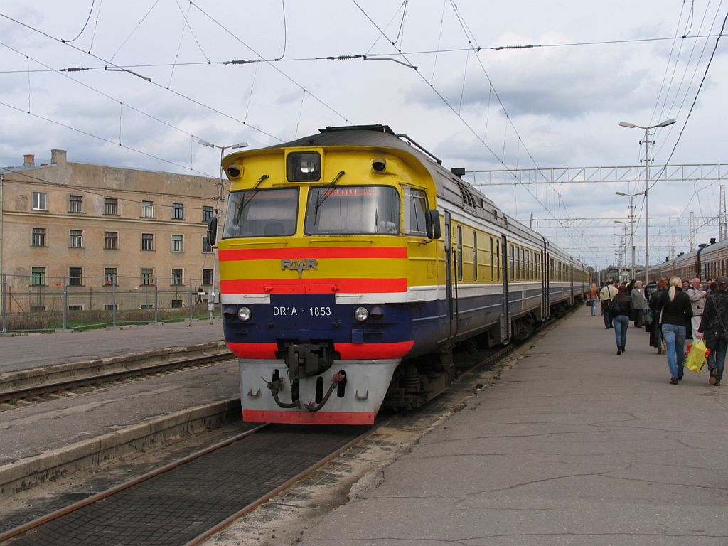 Drie verschiedene Farben der BR DR1A. Whl die schnste! DR1A-1853/DR1A-1851 mit Regionalzug 804RJ Riga Pasazieru-Daugavpils auf Bahnhof Riga Pasazieru am 1-5-2010.