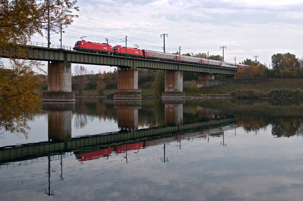 DRV 13018 Nachtzug Nizza - Moskau, am 04.11.2012 mit zwei 2 Loks (1116 186 + 1116 137) unterwegs, spiegelt sich im Entlastungsgerinne in Wien. Die Aufnahme entstand zwischen Wien Praterkai und Wien Lobau. 