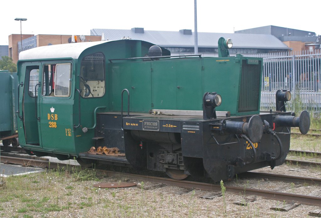 DSB 288 rangiert am 16.8.10 im Eisenbahnmuseum von Odense herum