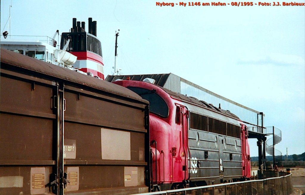 DSB - Die My 1146 ist gerade mit einem Gterzug in Nyborg angekommen. Hinter der Lok wartet einen IC Fhrschiff um nach Korsoer weiter zu fahren... das war in August 1995 und diese Szene kann man seit dem 1. Juni 1997 leider nicht mehr fotografieren. (Foto: J.J. Barbieux)