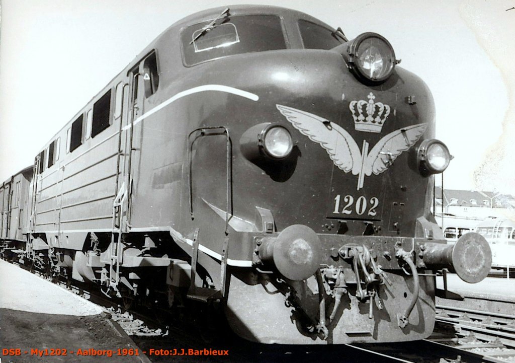 DSB - Die My Loks waren fast alle aus Trollhtan (Schweden), mit GM Motoren importiert : My und Mx zusammen, mehr als ein hundert. Nun wollte die dnische Firma Frichs auch zu diesem Markt teilnehmen und hat zwei My Exemplaren auch vorgestellt : 1201 und 1202. Es war kein Erfolg und die zwei Lokomotiven hatten viele technische Problemen. Hier ist die 1202 in Aalborg am 02/09/1961. (Foto: J.J. Barbieux) 

