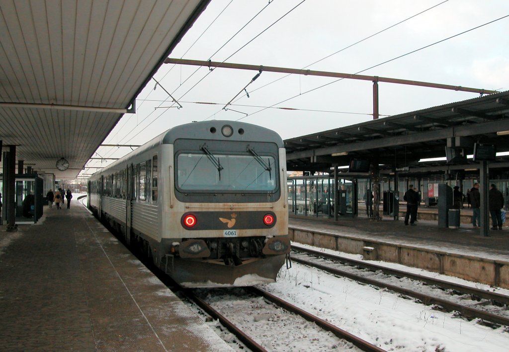 DSB MR 4061 Bahnhof Roskilde am 8. Dezember 2012. - Der MR 4061 wurde 1979 von der dänischen Firma Scandia in Randers (Jütland) gebaut. Die ersten 30 Triebwagen der DSB-Baureihe 4001 - 4099, 4001 - 4030, wurden 1978 von der Waggonfabrik Uerdingen gebaut, während die Triebwagen 4031 - 4099 in den Jahren 1978 bis 1985 von der Firma Scandia gebaut wurden.