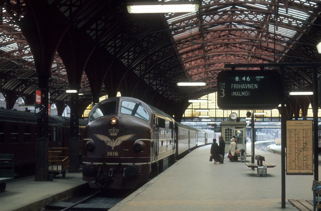 DSB Mx 1016 mit Personenwagen hält am 27. April 1973 im Kopenhagener Hauptbahnhof. Der Bestimmungsort ist der Kopenhagener Freihafen.