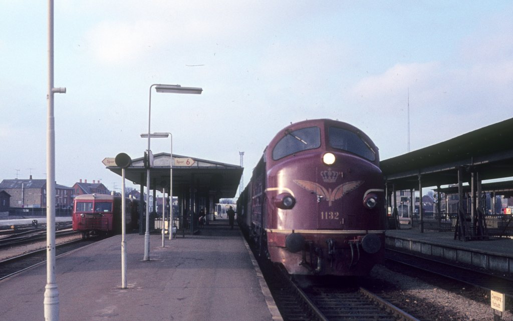 DSB My 1132 Roskilde station (: Bahnhof Roskilde), Gleis 6, am 9. März 1974. - Am selben Bahnsteig hält im Hintergrund links (Gleis 7) ein Scandia-Schienenbuszug (Sm+Sm) der Bahngesellschaft ØSJS, d.h. Østsjællandske Jernbaneselskab).
