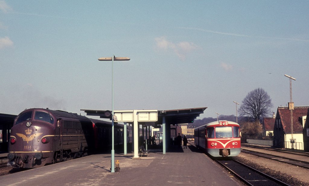 DSB My 1151 / LJ (: Lollandsbanen) Ys+Ym Bahnhof Nykøbing F (auf der Insel Falster) am 9. März 1974.