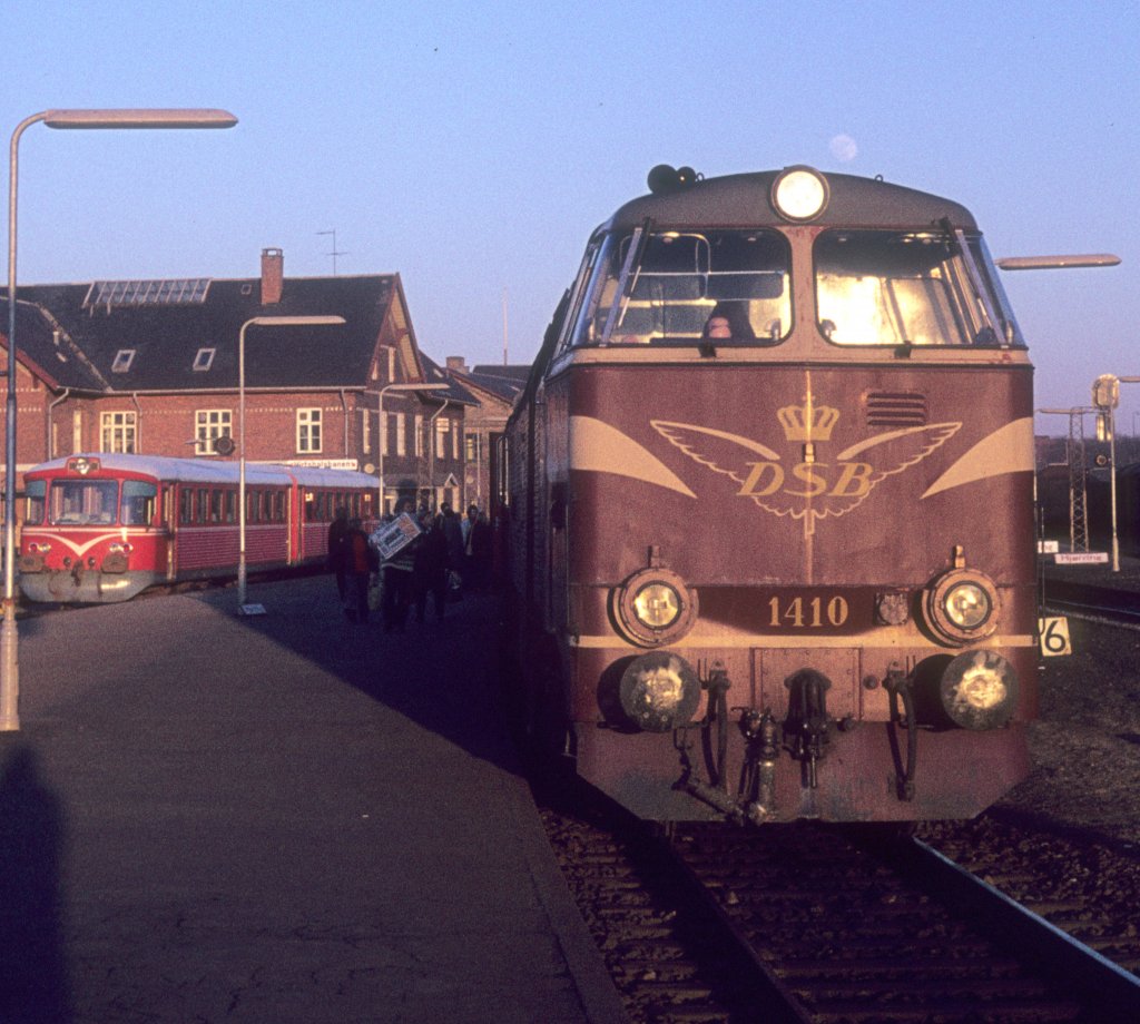 DSB Mz 1410 hlt in Hjrring am 24. Februar 1975. - Auf der anderen Seite des Bahnsteigs sieht man einen Triebzug (Y-Zug) der HP, Hjrring Privatbaner, auch Hirtshalsbanen genannt); der Zug besteht aus einem Ym (Triebwagen) und einem Ys (Steuerwagen). 