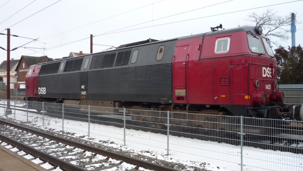DSB MZ1425 zieht IC4 (MG5617, FH6617, FG6817, MG5817), Ejby Fyn,12.01 2011